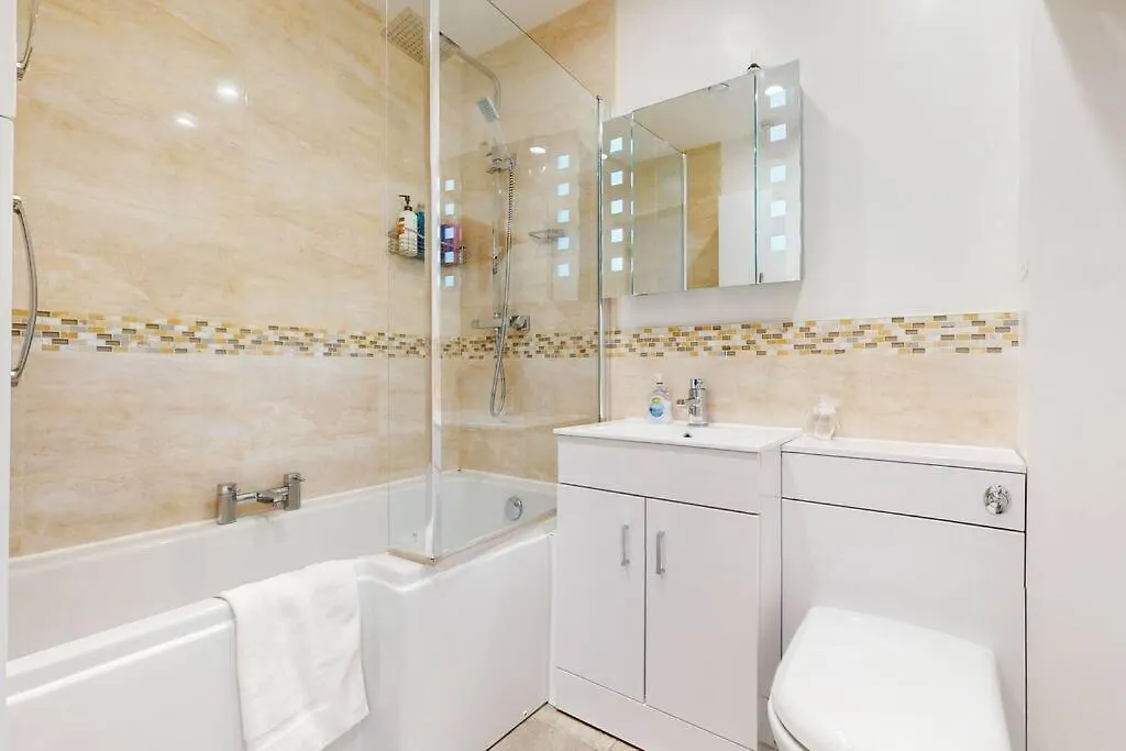 Apartament Stunning 1Bed Flat With Balcony - 5 Mins To Station Londyn